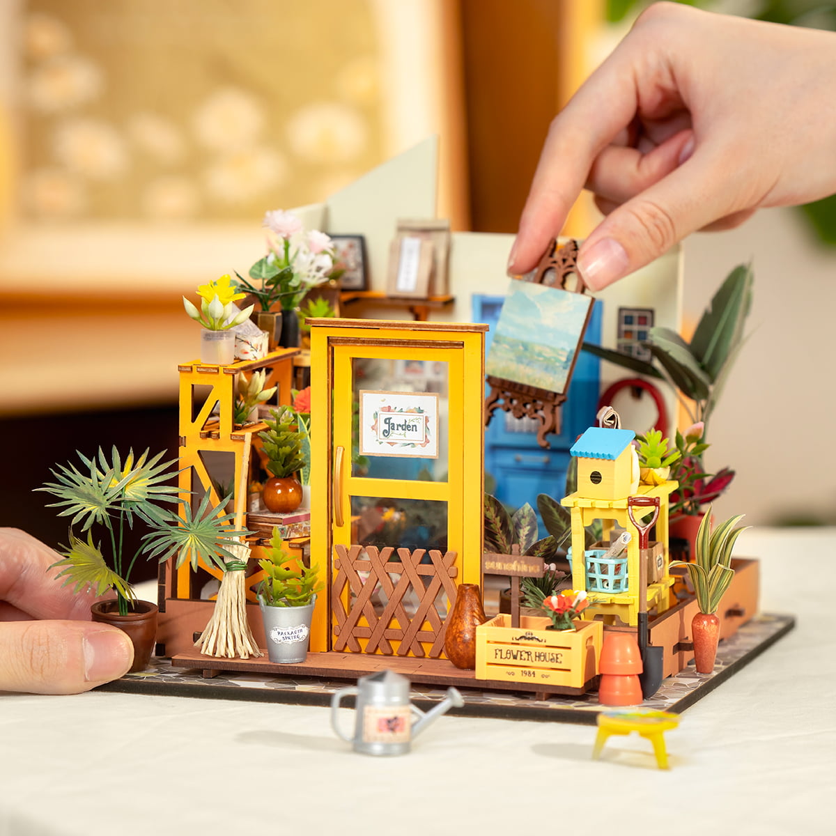 Rolife DIY Miniature House - Cathy's Flower House DG104 hands-on assembly scene