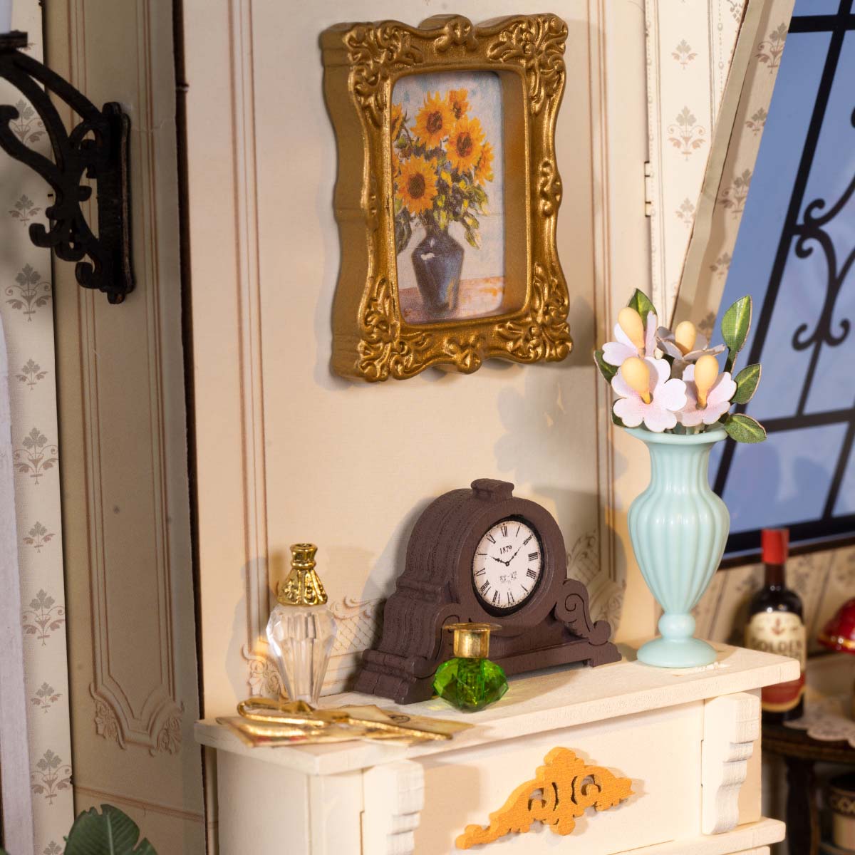 Catherine's Living Room DG175 close-up of the fireplace mantel and vintage decor