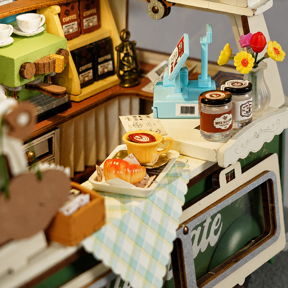 Leo's Coffee Truck TGS07 combo scene with Beverly's Ice Cream Truck and miniature figures