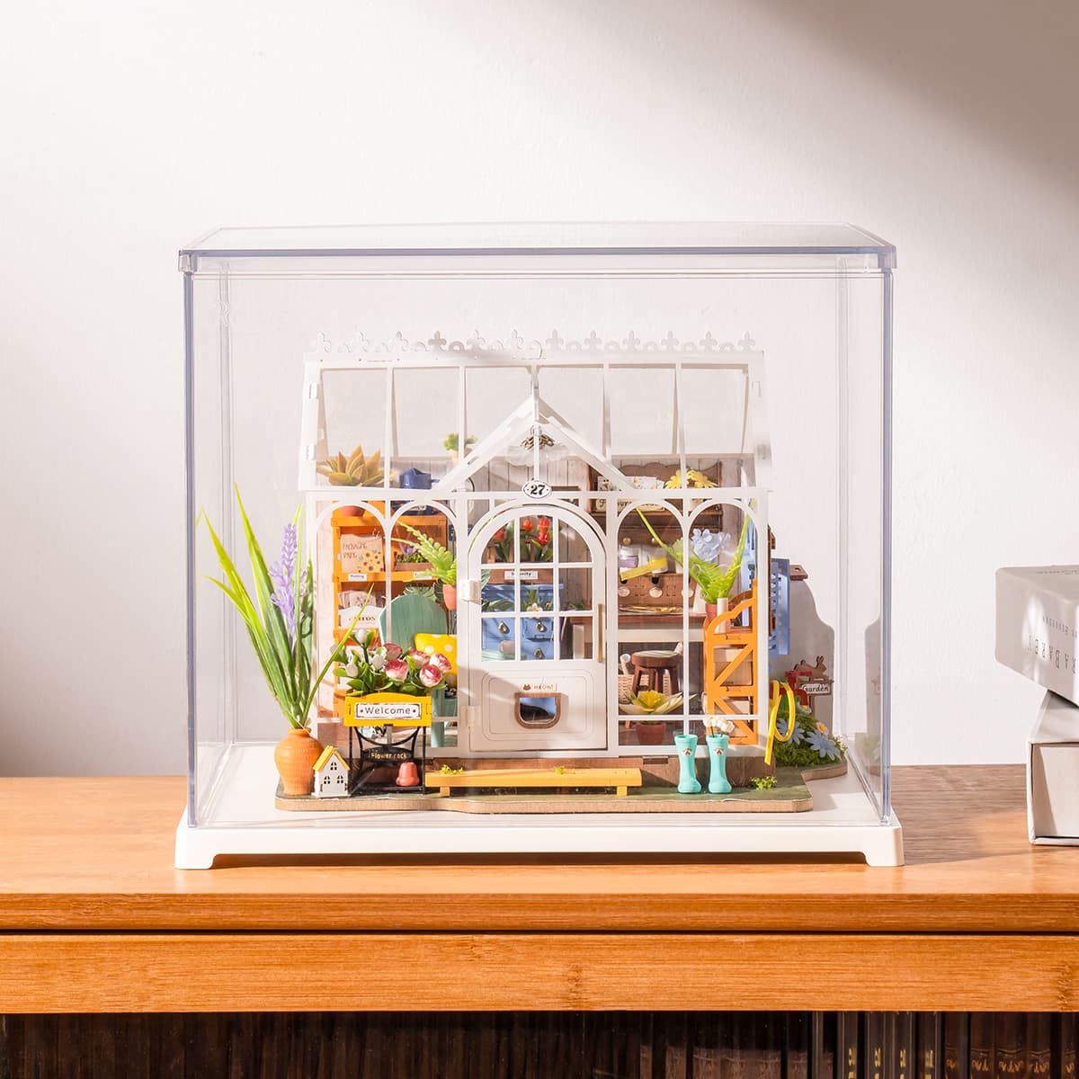 Rolife Dreamy Garden House DG163 with Display Box DF03L gallery image 1