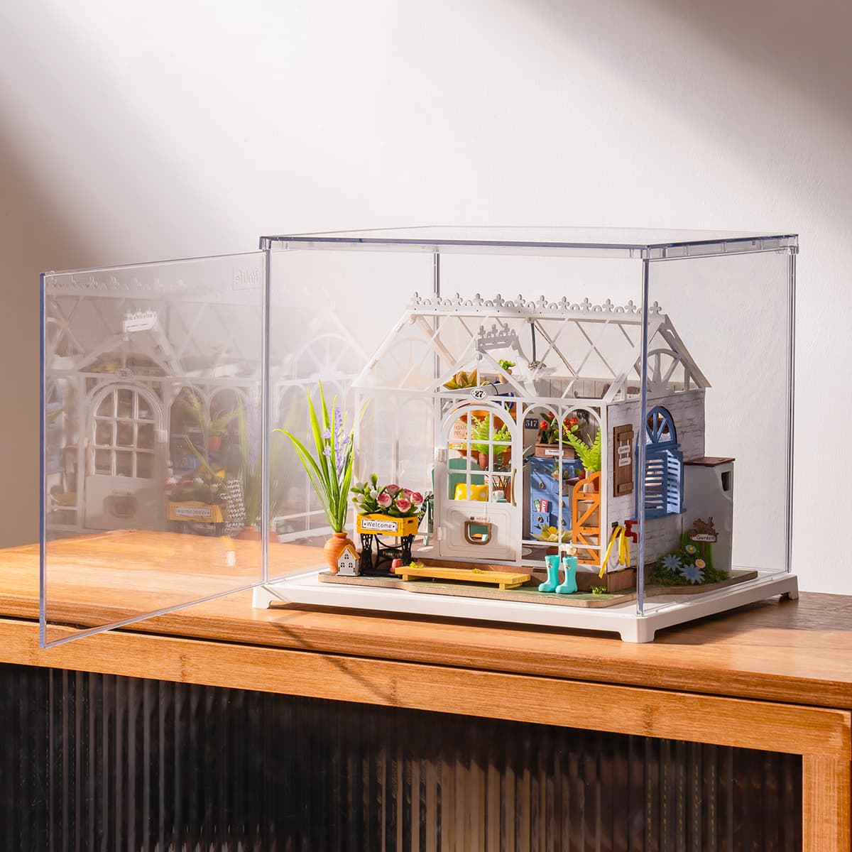 Rolife Dreamy Garden House DG163 with Display Box DF03L gallery image 3