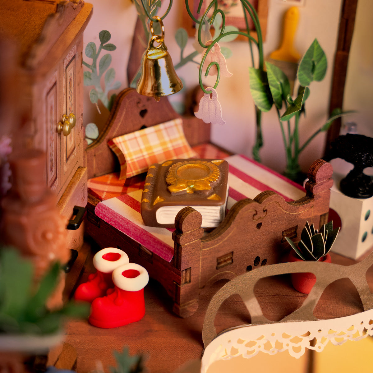 Fairytale Tree House DG179 close-up of the bedroom and interior furniture details