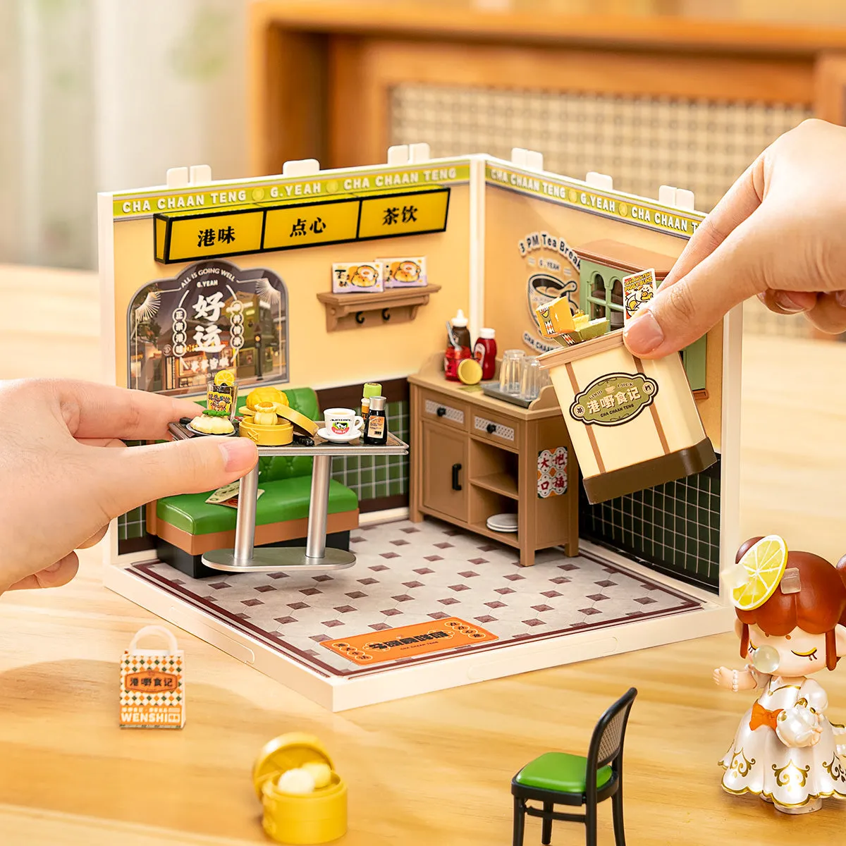 Hong Kong Bites Cafe DW021 pretend play scene with figure and table service details