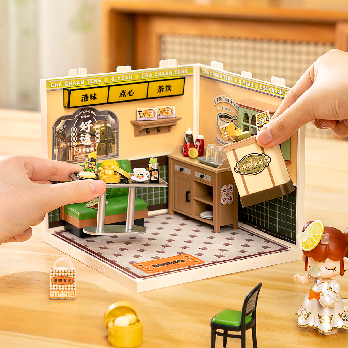 Hong Kong Bites Cafe DW021 pretend play scene with figure and table service details