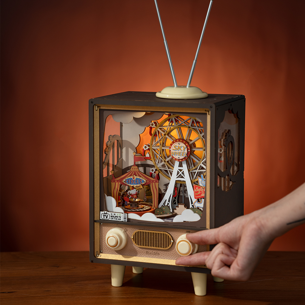 Rolife DIY Music Box Puzzle - Sunset Carnival AMT01 hand turning the music box switch
