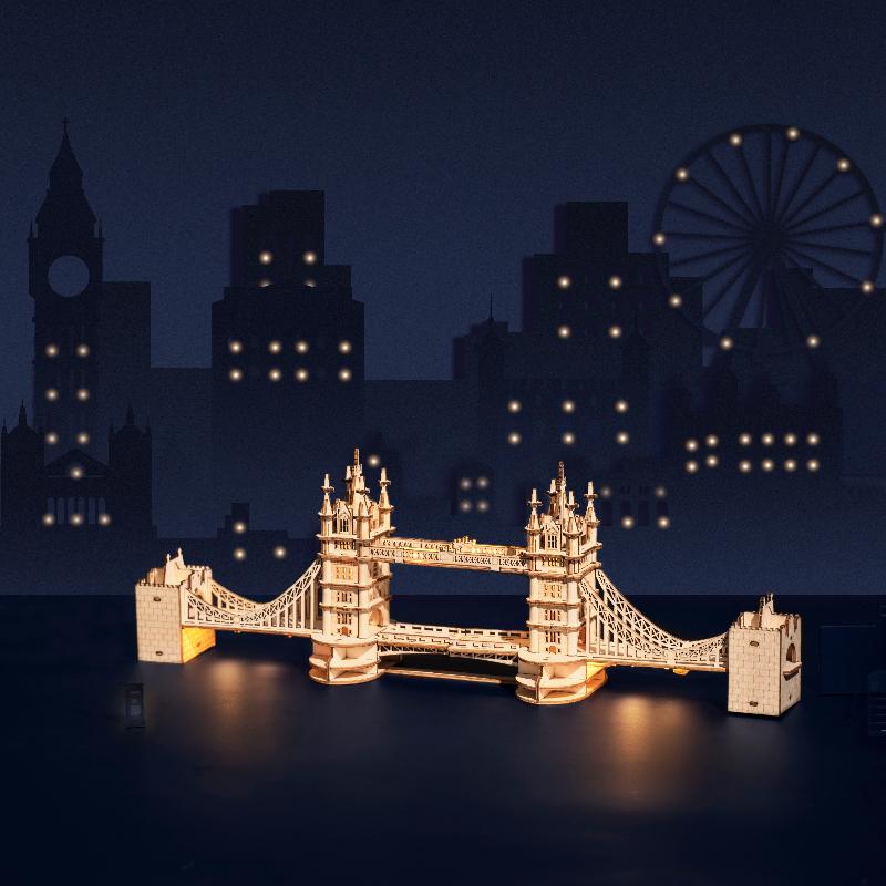 Rolife Tower Bridge TG412 illuminated wooden puzzle in a London night scene