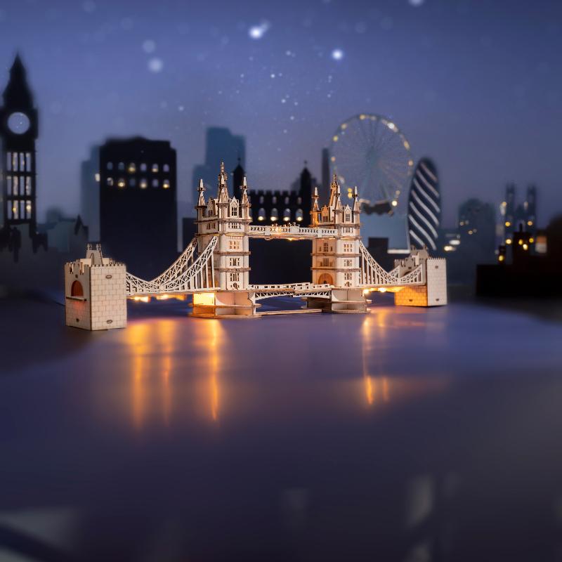 Rolife Tower Bridge TG412 displayed in a nighttime city scene with reflections