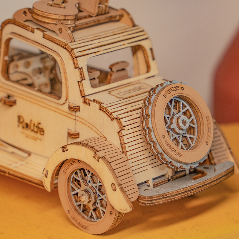 Close-up of the Rolife Vintage Car rear spare tire and roof luggage details